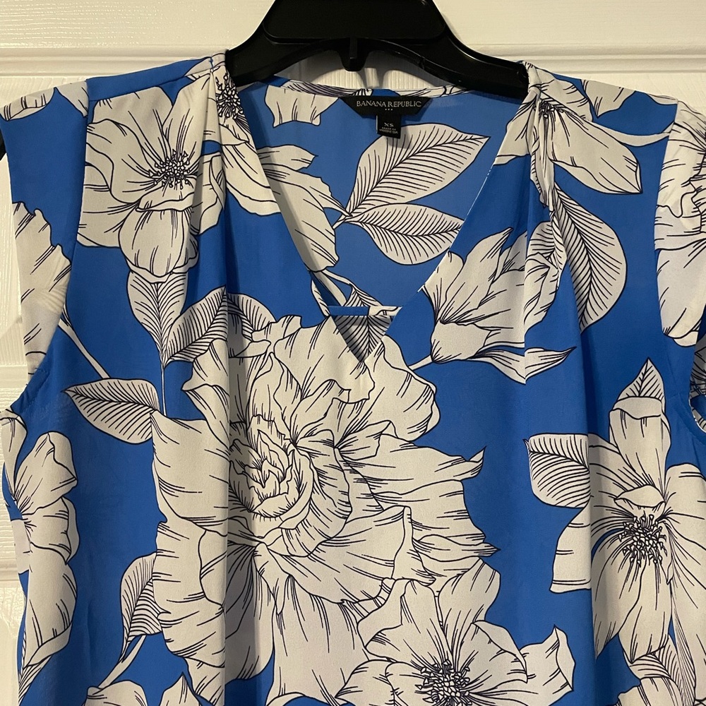 Banana Republic Blue and Ivory sleeveless floral blouse Size XS - Picture 2 of 9